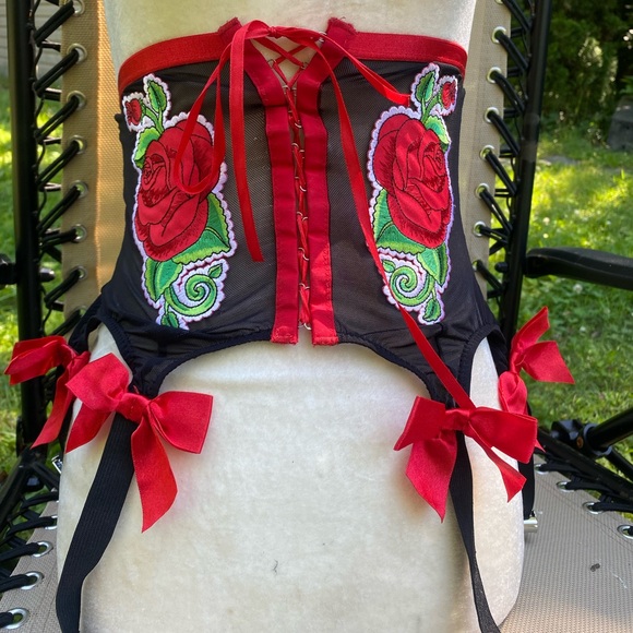 Rose corset belt with garters - Picture 1 of 5